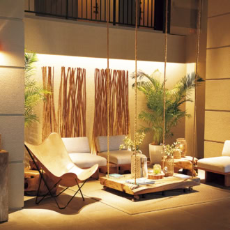 エントランスのインテリアも素敵。家具やアートはすべてオーナーによるセレクト。気に入ったものは購入することもできるそう。