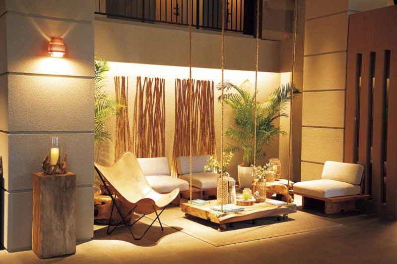 エントランスのインテリアも素敵。家具やアートはすべてオーナーによるセレクト。気に入ったものは購入することもできるそう。