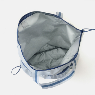 バッグと外ポケットの内側はシルバーのアルミシート