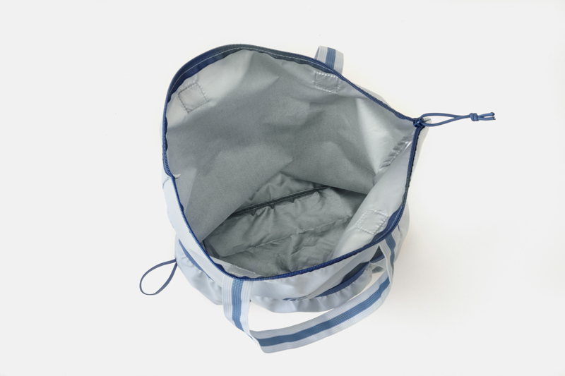 バッグと外ポケットの内側はシルバーのアルミシート