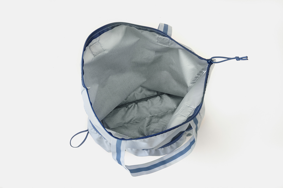 バッグと外ポケットの内側はシルバーのアルミシート