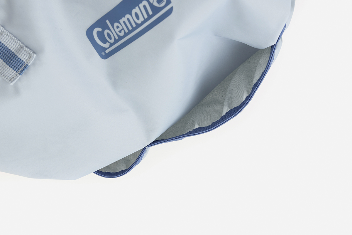 バッグと外ポケットの内側はシルバーのアルミシート