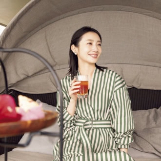 プールサイドのカバナでのんびりする波瑠さん