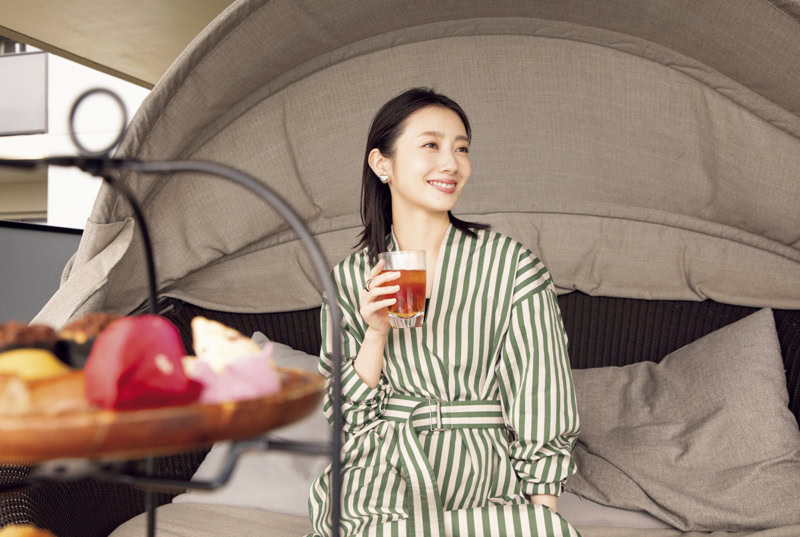 プールサイドのカバナでのんびりする波瑠さん