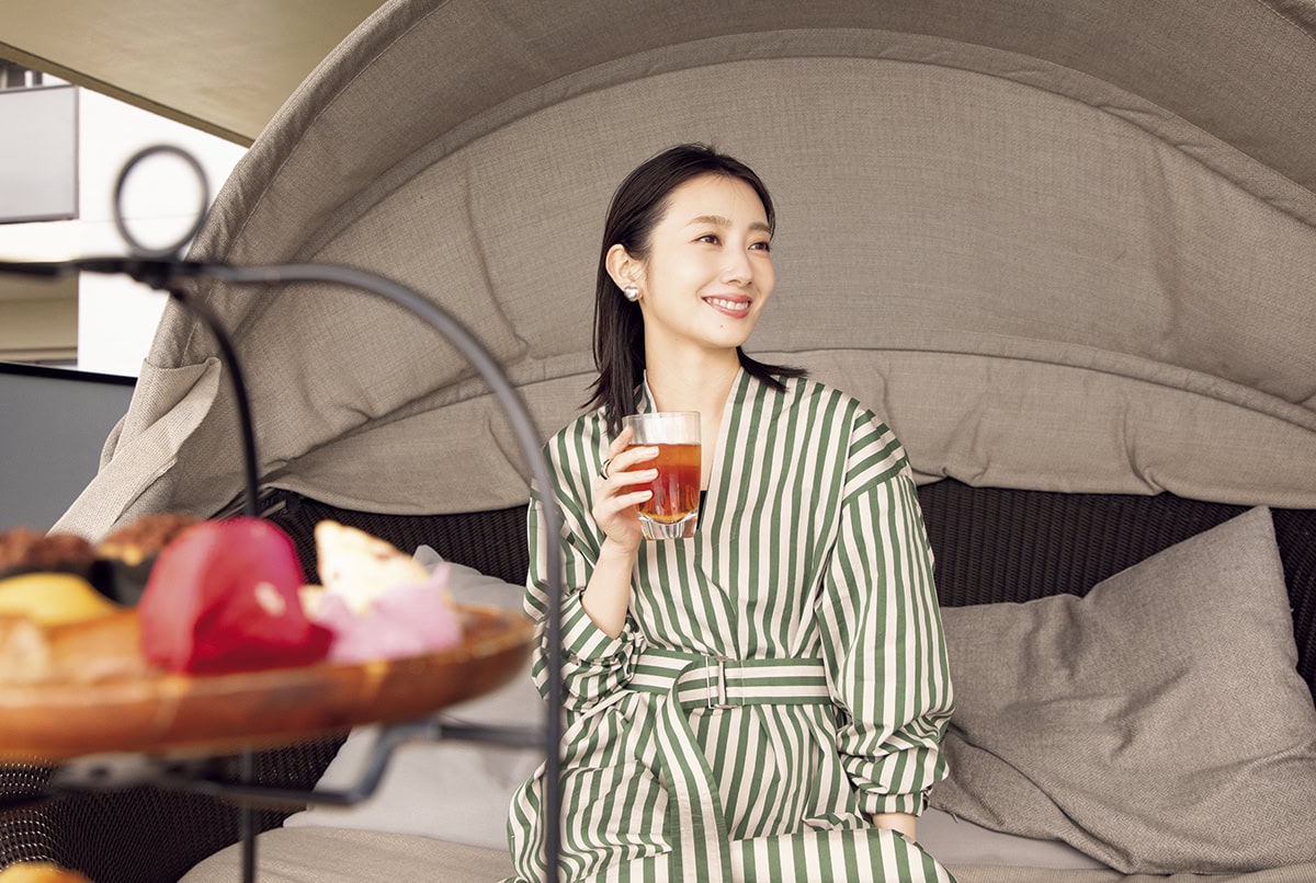 プールサイドのカバナでのんびりする波瑠さん