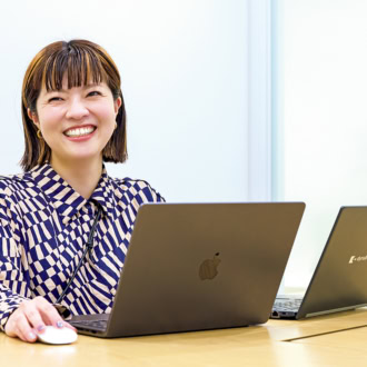 お仕事中の山本 玲さん