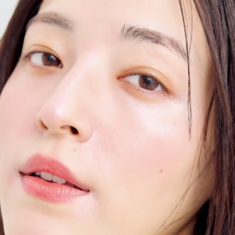 【最新メイクテク】イガリシノブ流「置き粉ハイライト」のやり方。大人の顔に立体感を与える、発光肌作りの全工程