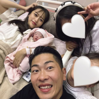 「三女出産後、すぐに家族みんなで撮影。家族が増えて子どもたちも喜んでいました」