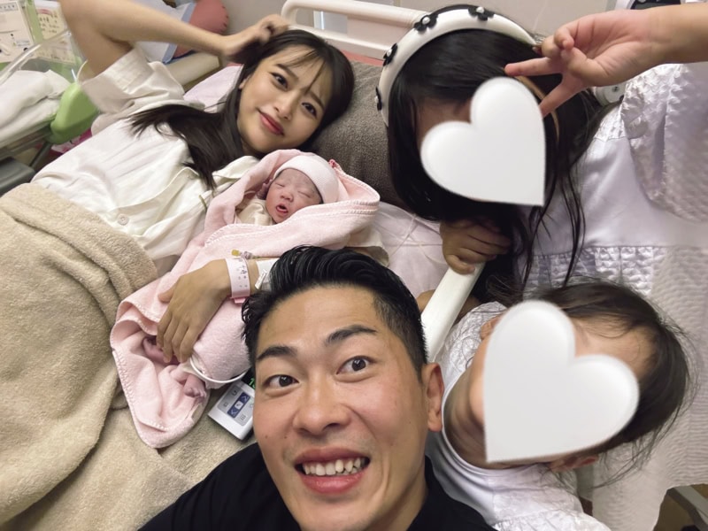 「三女出産後、すぐに家族みんなで撮影。家族が増えて子どもたちも喜んでいました」