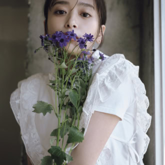 レースケープ¥75,900(シー ニューヨーク/S&T) Tシャツ¥18,700(イェン ウォーカー/UTS PR) ピアス¥49,500、イヤカフ¥53,900(ともにマフ)