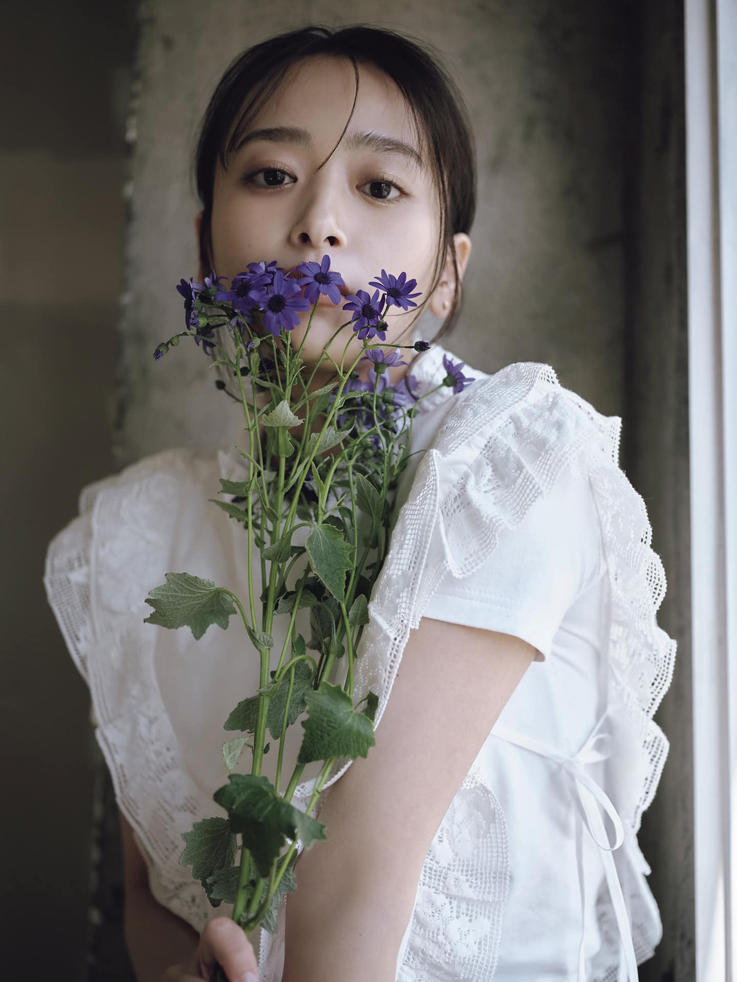 レースケープ¥75,900（シー ニューヨーク／S&T）　Tシャツ¥18,700（イェン ウォーカー／UTS PR）　ピアス¥49,500、イヤカフ¥53,900（ともにマフ）