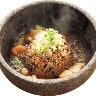 熱々の海鮮あんかけを混ぜながら食べる「白湯で焚き上げた石焼じゅーしー」