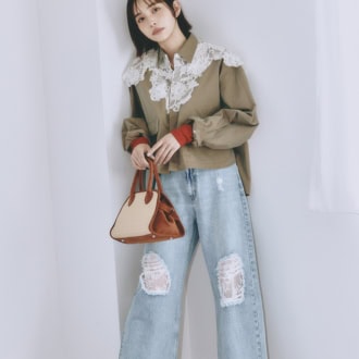 レースブルゾン￥52,800（マージ／S&T） プルオーバー￥14 ,300（サロン アダム エ ロペ） デニムパンツ￥8,800（ローリーズファーム／アダストリア） バッグ￥25,300（オウレンティ／セムインターナショナル） ソックス￥990（靴下屋／タビオ） シューズ￥16,500（ダイアナ／ダイアナ 銀座本店）