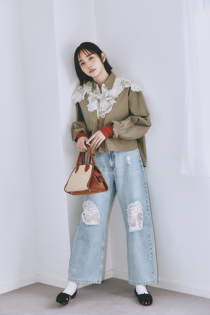 レースブルゾン￥52,800（マージ／S&T） プルオーバー￥14 ,300（サロン アダム エ ロペ） デニムパンツ￥8,800（ローリーズファーム／アダストリア） バッグ￥25,300（オウレンティ／セムインターナショナル） ソックス￥990（靴下屋／タビオ） シューズ￥16,500（ダイアナ／ダイアナ 銀座本店）