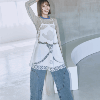レースワンピース￥61,600（エリテ／ロンハーマン） ロングTシャツ￥14,080（オブラダ／シンチ） デニムパンツ￥44, 000（バウム・ウンド・ヘルガーテン／S&T） ベルト￥17,380（テラ／ティースクエア プレスルーム） ローファー￥59,400（セサ／ピモンテ）