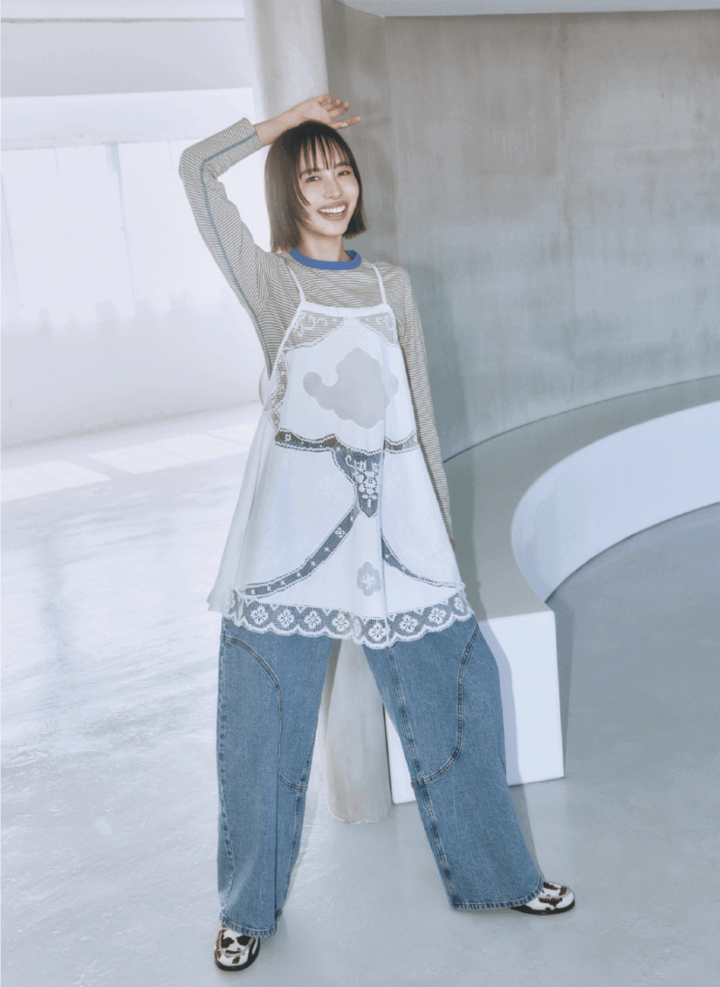 レースワンピース¥61,600(エリテ/ロンハーマン) ロングTシャツ¥14,080(オブラダ/シンチ) デニムパンツ¥44, 000(バウム・ウンド・ヘルガーテン/S&T) ベルト¥17,380(テラ/ティースクエア プレスルーム) ローファー¥59,400(セサ/ピモンテ)