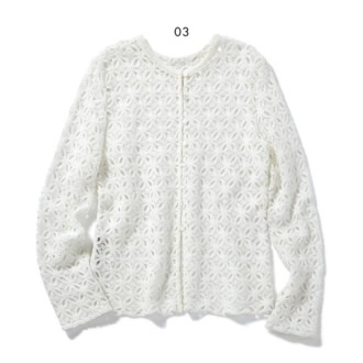 03_肌が露出しすぎない安心感のある厚みのラッセルレース。2wayプルオーバー￥7,990（アンフィーロ／オンワード樫山）