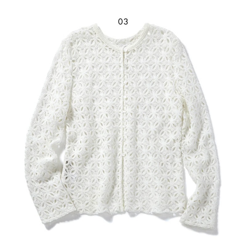 03_肌が露出しすぎない安心感のある厚みのラッセルレース。2wayプルオーバー￥7,990（アンフィーロ／オンワード樫山）