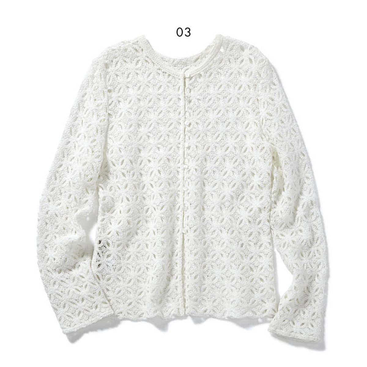 03_肌が露出しすぎない安心感のある厚みのラッセルレース。2wayプルオーバー￥7,990（アンフィーロ／オンワード樫山）