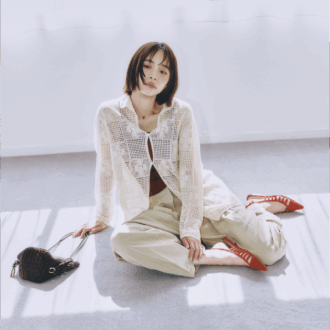 カーディガン￥53,900（フィーニー） リブタンク￥19,800（ナイスナイスモーメント） バレルパンツ￥18,700（ホワイト） バッグ￥31,900（ア ポワン ウテセ／ピモンテ） チョーカー￥13,200（スティーン／フラッパーズ） シューズ￥70,400（ネブローニ）