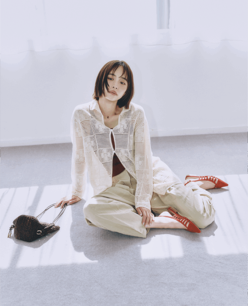 カーディガン¥53,900(フィーニー) リブタンク¥19,800(ナイスナイスモーメント) バレルパンツ¥18,700(ホワイト) バッグ¥31,900(ア ポワン ウテセ/ピモンテ) チョーカー¥13,200(スティーン/フラッパーズ) シューズ¥70,400(ネブローニ)