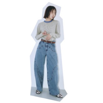 ロングTシャツ￥14,080（オブラダ／シンチ） デニムパンツ￥44, 000（バウム・ウンド・ヘルガーテン／S&T） ベルト￥17,380（テラ／ティースクエア プレスルーム） ローファー￥59,400（セサ／ピモンテ）