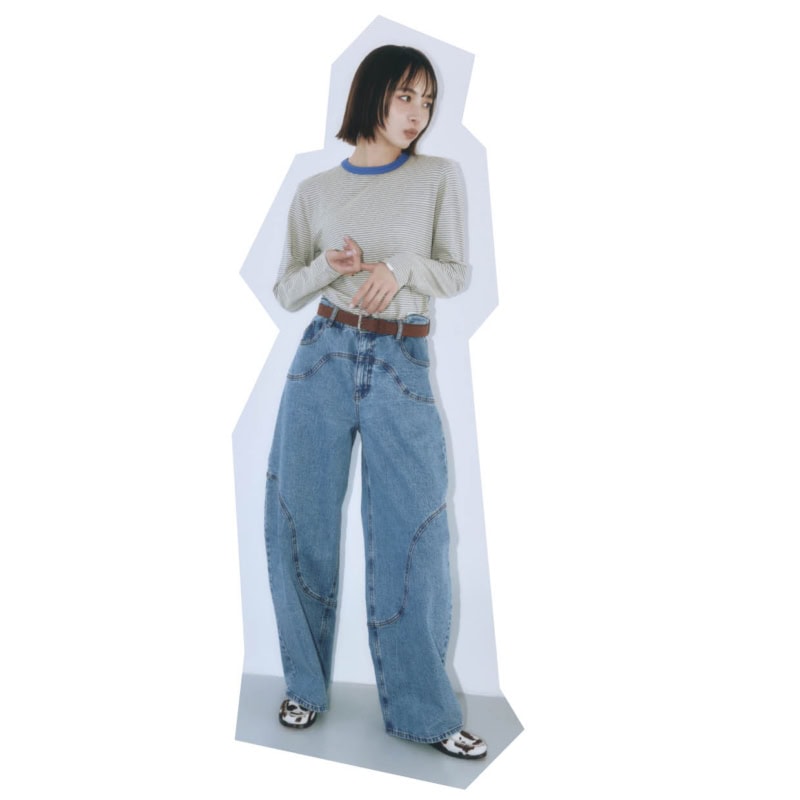 ロングTシャツ¥14,080(オブラダ/シンチ) デニムパンツ¥44, 000(バウム・ウンド・ヘルガーテン/S&T) ベルト¥17,380(テラ/ティースクエア プレスルーム) ローファー¥59,400(セサ/ピモンテ)