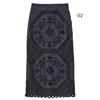 02_ブラックレースながら清涼感を演出できるリネン素材。スカート￥35,200（ヴェニット／ハルミ ショールーム）