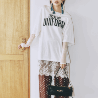 Tシャツは着まわし シアートップス￥15,950（メゾンスペシャル／メゾンスペシャル 青山店） パンツ￥9,900（ジャーナル スタンダード レリューム／ジャーナル スタンダード レリューム ルミネ新宿店） ネックレス￥60,500（イー・エム／イー・エム アオヤマ） イヤリング￥23,100（フミエタナカ／ドール） バッグ￥23,100（オウレンティ／セムインターナショナル） ソックス￥1,210（タビオ） サンダル￥69,300（ネブローニ）