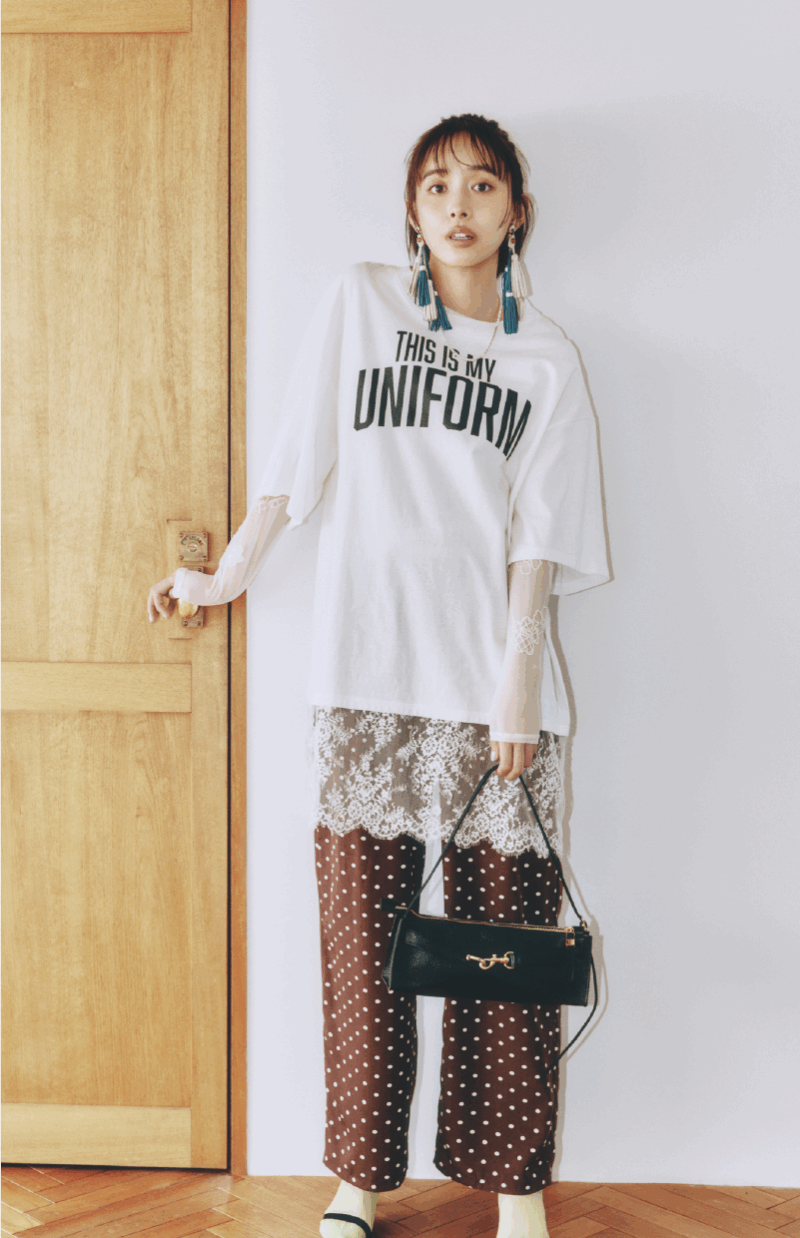 Tシャツは着まわし シアートップス¥15,950(メゾンスペシャル/メゾンスペシャル 青山店) パンツ¥9,900(ジャーナル スタンダード レリューム/ジャーナル スタンダード レリューム ルミネ新宿店) ネックレス¥60,500(イー・エム/イー・エム アオヤマ) イヤリング¥23,100(フミエタナカ/ドール) バッグ¥23,100(オウレンティ/セムインターナショナル) ソックス¥1,210(タビオ) サンダル¥69,300(ネブローニ)