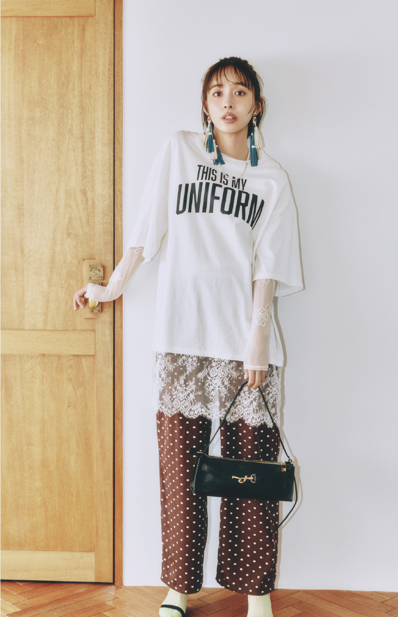 Tシャツは着まわし シアートップス￥15,950（メゾンスペシャル／メゾンスペシャル 青山店） パンツ￥9,900（ジャーナル スタンダード レリューム／ジャーナル スタンダード レリューム ルミネ新宿店） ネックレス￥60,500（イー・エム／イー・エム アオヤマ） イヤリング￥23,100（フミエタナカ／ドール） バッグ￥23,100（オウレンティ／セムインターナショナル） ソックス￥1,210（タビオ） サンダル￥69,300（ネブローニ）