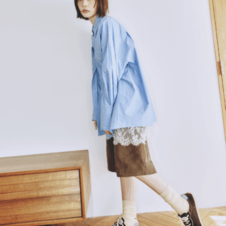 Tシャツ￥19,800（アーカイブ スタンス／ハウス バイ ジャック オブ オール トレーズ） シャツ￥26,400（プロヴォーク デザイン ブティック／ジャック・オブ・オール・トレーズ プレスルーム） パンツ￥23,100（ブロッサム）　ソックス￥1,320（靴下屋／タビオ） スニーカー￥7,990（ザラ／ザラ カスタマーサービス）