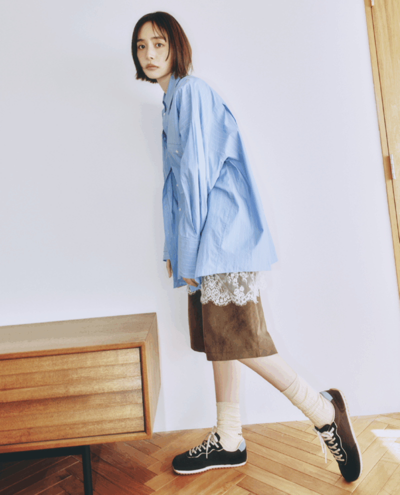 Tシャツ¥19,800(アーカイブ スタンス/ハウス バイ ジャック オブ オール トレーズ) シャツ¥26,400(プロヴォーク デザイン ブティック/ジャック・オブ・オール・トレーズ プレスルーム) パンツ¥23,100(ブロッサム) ソックス¥1,320(靴下屋/タビオ) スニーカー¥7,990(ザラ/ザラ カスタマーサービス)