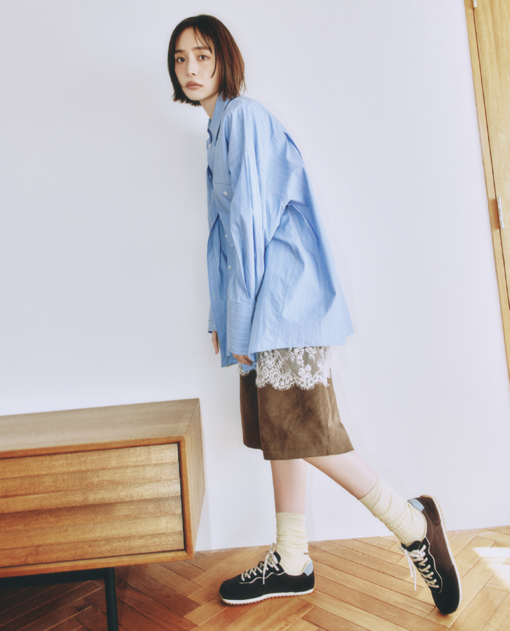 Tシャツ￥19,800（アーカイブ スタンス／ハウス バイ ジャック オブ オール トレーズ） シャツ￥26,400（プロヴォーク デザイン ブティック／ジャック・オブ・オール・トレーズ プレスルーム） パンツ￥23,100（ブロッサム）　ソックス￥1,320（靴下屋／タビオ） スニーカー￥7,990（ザラ／ザラ カスタマーサービス）