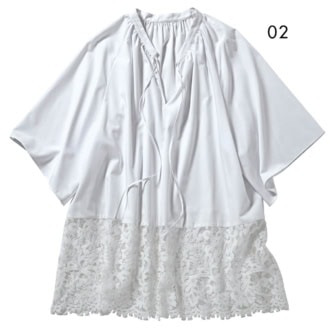 02_袖のフレアやAラインで体形カバーにも。ブラウス￥8,990（アンフィーロ／オンワード樫山）