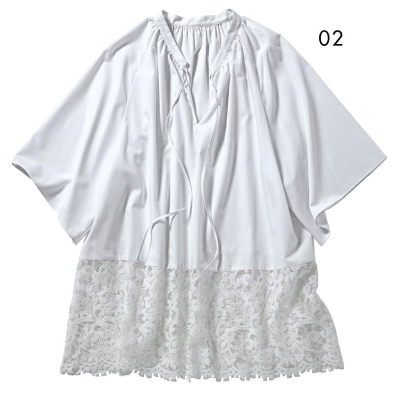 02_袖のフレアやAラインで体形カバーにも。ブラウス￥8,990（アンフィーロ／オンワード樫山）