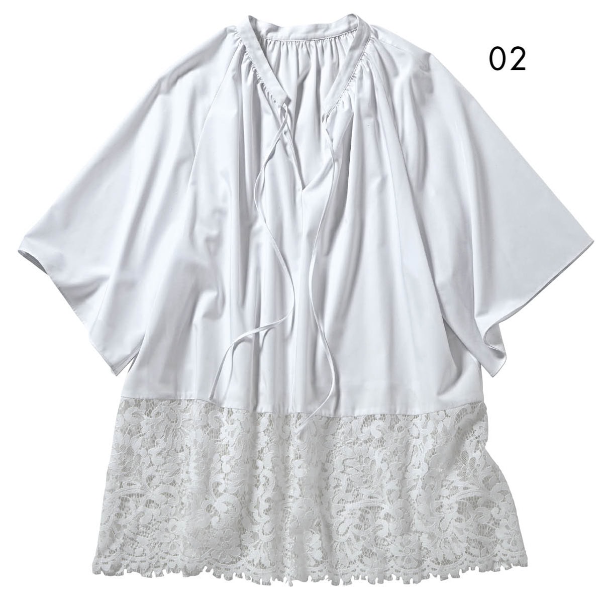 02_袖のフレアやAラインで体形カバーにも。ブラウス￥8,990（アンフィーロ／オンワード樫山）