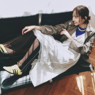 トラックパンツ¥7,700(ラッセルアスレティック/グレースインターナショナル) ジャケット¥17,820(room153/アンティローザ) レースワンピース¥48,400(ジェーン スミス/シップス インフォメーションセンター) タンクトップ¥12,100(フィルメランジェ フォー ロンハーマン/ロンハーマン) ネックレス¥91 ,300(マルレナ/WSP-R) スニーカー¥15,400(アディダス/アディダス コールセンター)