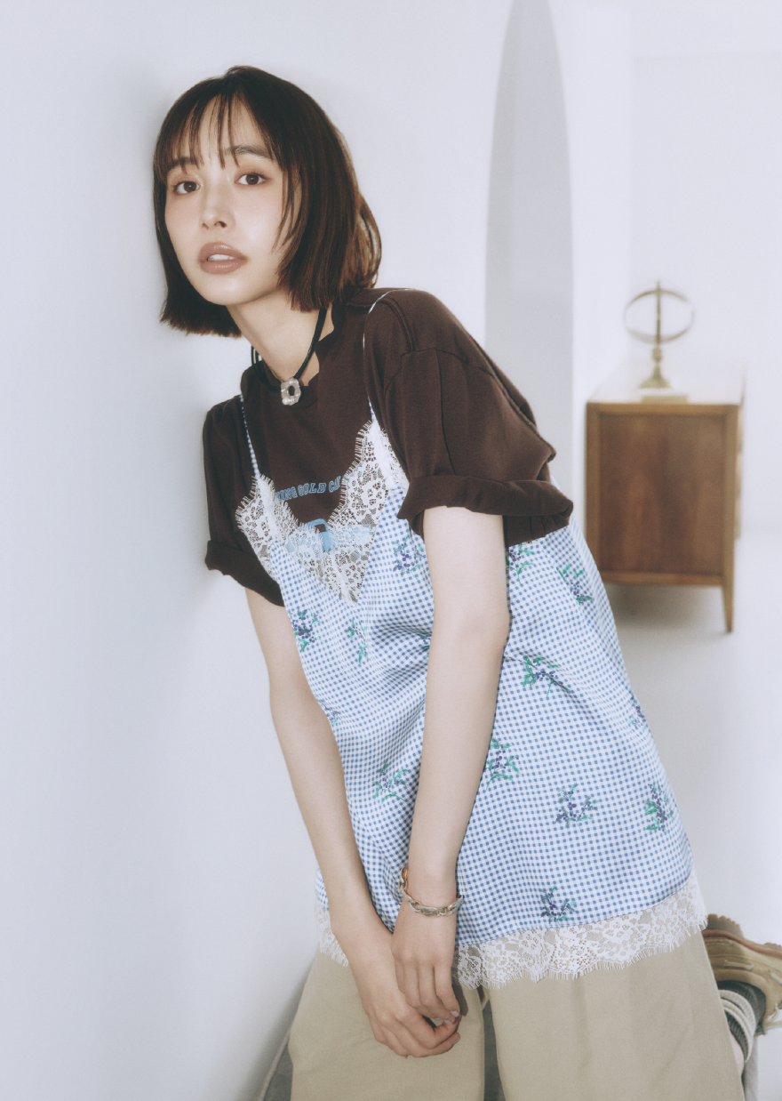 レースキャミソール￥12,100（スローブ イエナ／スローブ イエナ 自由が丘店） プリントTシャツ￥13,200（ジェーン スミス／シップス インフォメーションセンター） ショートパンツ￥14,300（スピック＆スパン／スピック＆スパン ルミネ有楽町店） チョーカー￥58,300（マルレナ／WSP-R） ブレスレット￥171,600（イー・エム／イー・エム アオヤマ） ソックス￥1,210（靴下屋／タビオ） シューズ￥23,000（ティンバーランド／VF ジャパン）