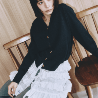 ラップスカート¥17,050(アワーソルティ/ハウス バイ ジャック オブ オール トレーズ) 2wayカーディガン¥17,600(サロン アダム エ ロペ) パンツ¥13,200(アパートバイ/アダストリア)