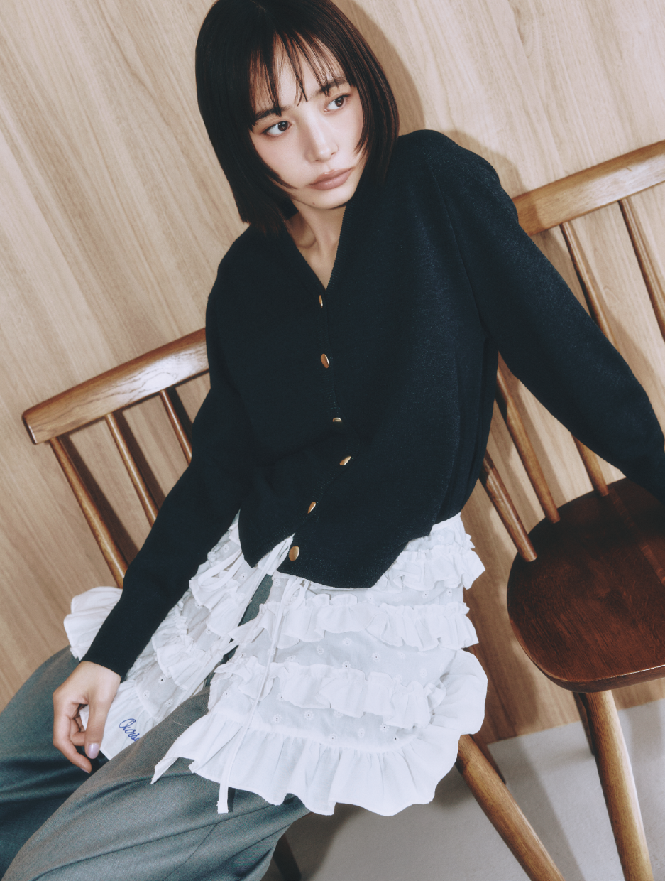 ラップスカート￥17,050（アワーソルティ／ハウス バイ ジャック オブ オール トレーズ） 2wayカーディガン￥17,600（サロン アダム エ ロペ） パンツ￥13,200（アパートバイ／アダストリア）