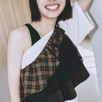 ラップスカート¥5,940(idem/アンティローザ) ワンショルダーTシャツ¥23,100(フミエタナカ/ドール) レースタンクトップ¥20,900(ババコ/Orchard Lane Co.,Ltd.) パンツ¥9,990(アンフィーロ/オンワード樫山)
