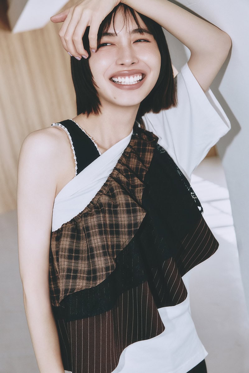 ラップスカート¥5,940(idem/アンティローザ) ワンショルダーTシャツ¥23,100(フミエタナカ/ドール) レースタンクトップ¥20,900(ババコ/Orchard Lane Co.,Ltd.) パンツ¥9,990(アンフィーロ/オンワード樫山)
