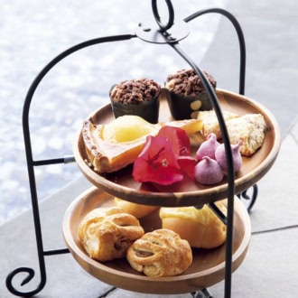 時間に応じて軽食の内容が変わるラウンジ「CHILLAX」。15:00～18:00はマフィンやスコーンなど焼き菓子が登場。スタンドに並べれば優雅なアフタヌーンティースタイルに。