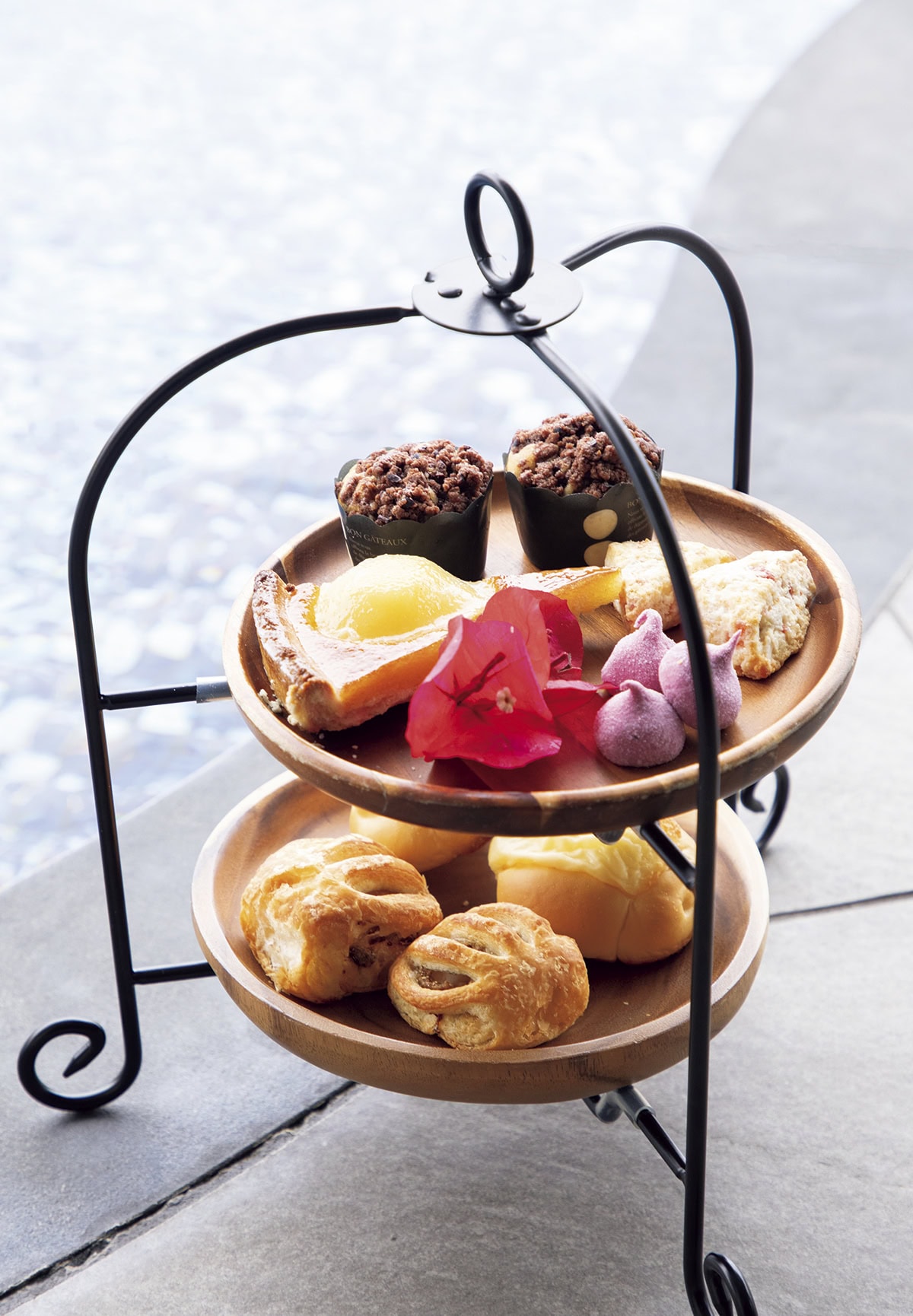 時間に応じて軽食の内容が変わるラウンジ「CHILLAX」。15:00~18:00はマフィンやスコーンなど焼き菓子が登場。スタンドに並べれば優雅なアフタヌーンティースタイルに。