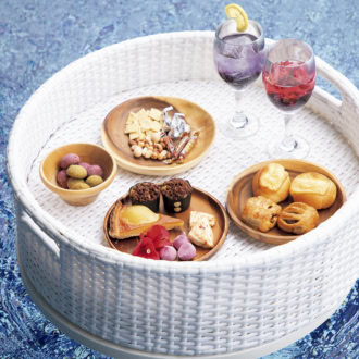 時間に応じて軽食の内容が変わるラウンジ「CHILLAX」。15:00～18:00はマフィンやスコーンなど焼き菓子が登場。フローティングトレイにのせればリゾートムードたっぷりな、水辺で味わう贅沢なティータイムをすごせる。