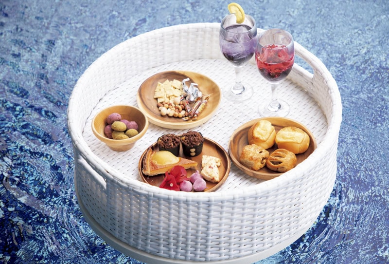 時間に応じて軽食の内容が変わるラウンジ「CHILLAX」。15:00~18:00はマフィンやスコーンなど焼き菓子が登場。フローティングトレイにのせればリゾートムードたっぷりな、水辺で味わう贅沢なティータイムをすごせる。