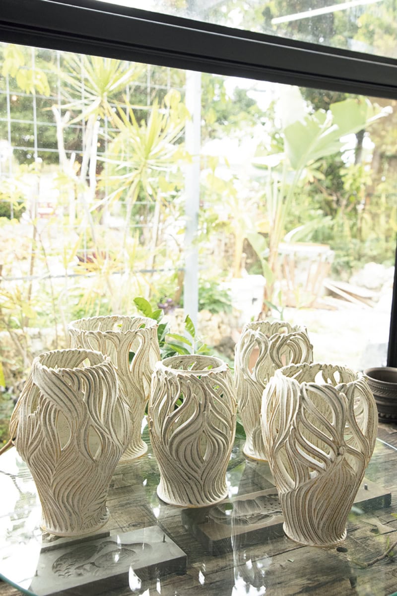 透かしとしのぎを楽しめる彫刻のような花器