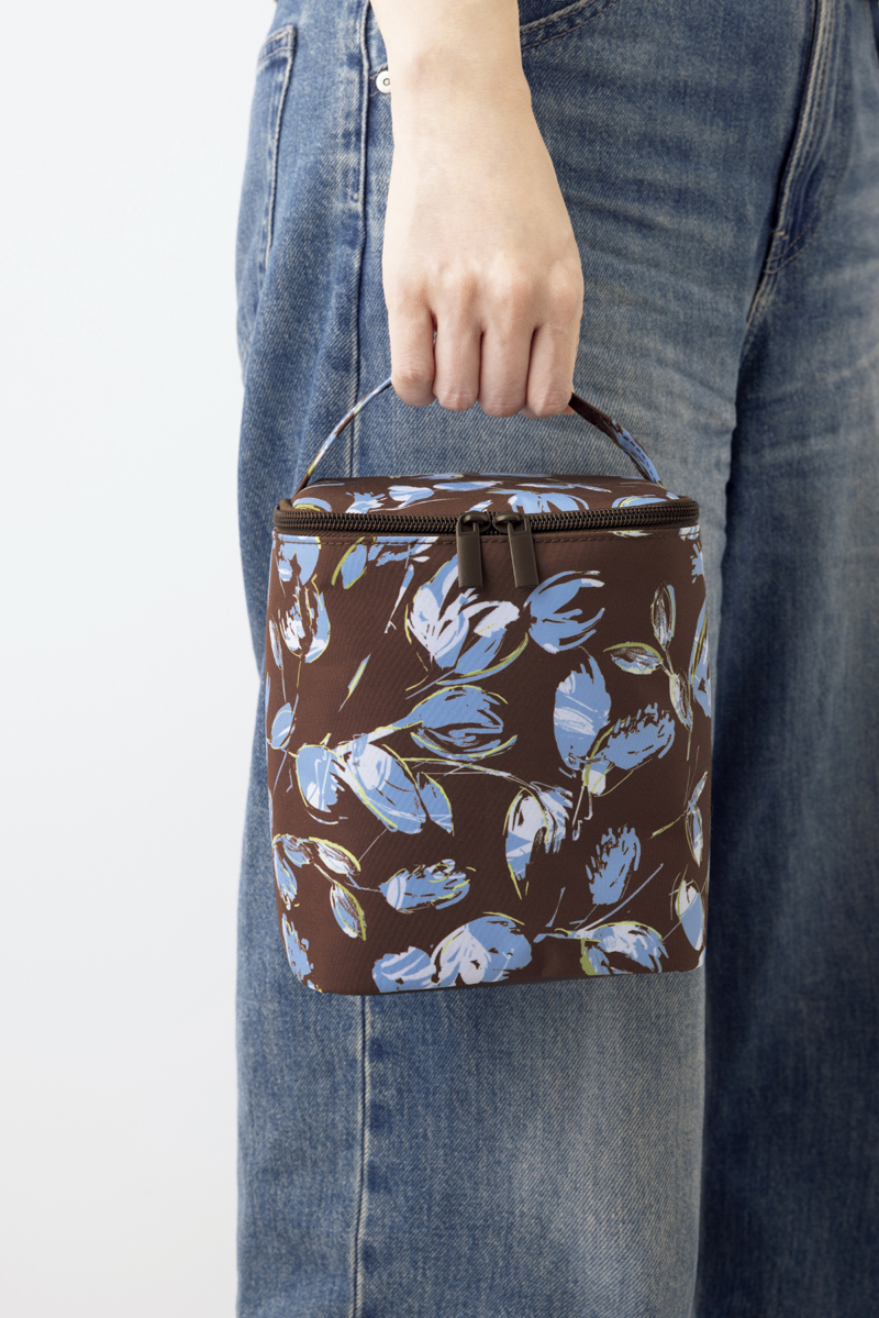 トップハンドルで持ち運びがラク