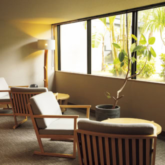 館内に点在する寛ぎスペース。ミニマルでリラクシーな家具に癒やされる。